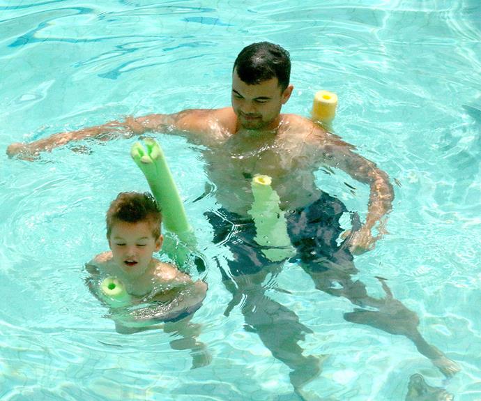The singer and his mini-me son Hudson enjoyed floating about the pool.